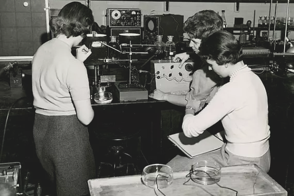 Advancing Women in Science Scholarship image number null